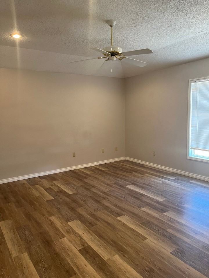 8202 Raleigh Ave - Photo 3 of 13