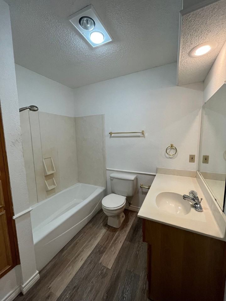 8202 Raleigh Ave - Photo 4 of 13