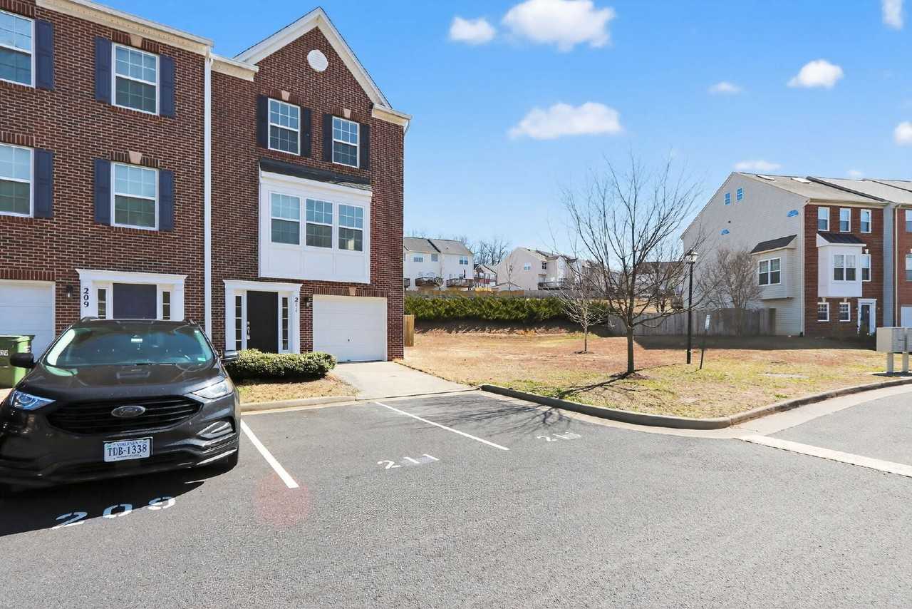 211 Dundee Pl - Photo 2 of 31