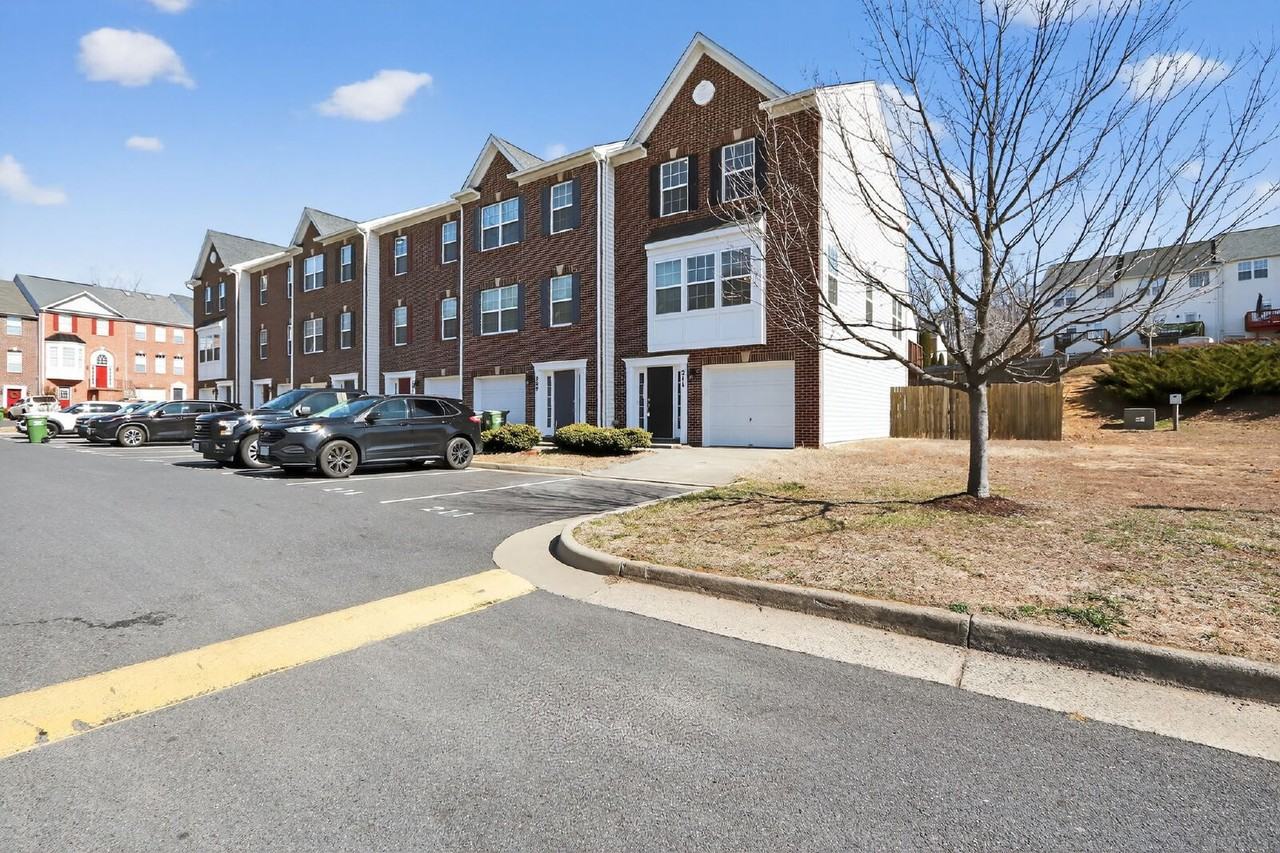 211 Dundee Pl - Photo 3 of 31