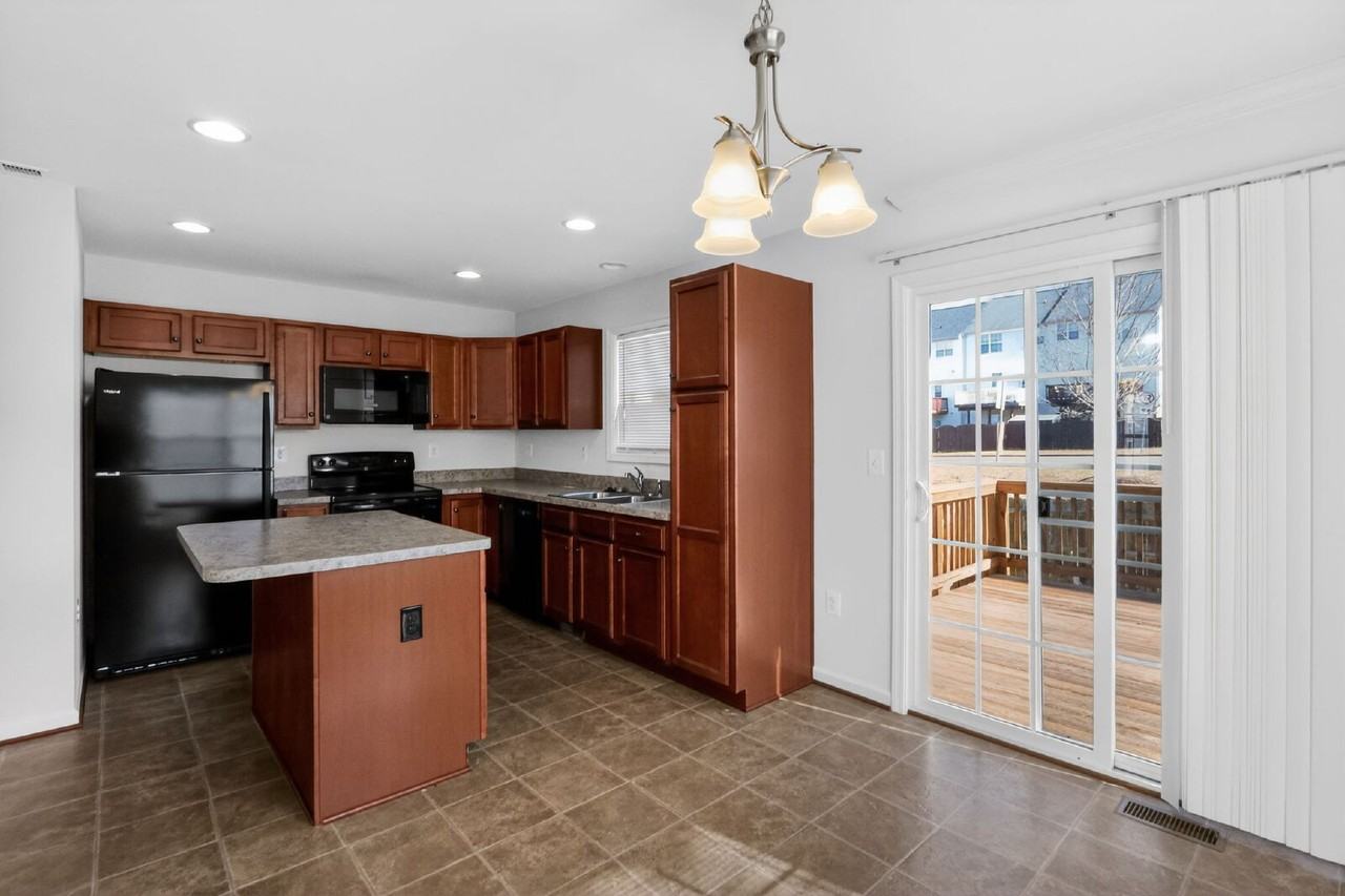 211 Dundee Pl - Photo 4 of 31