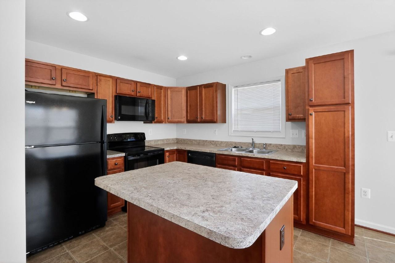 211 Dundee Pl - Photo 6 of 31