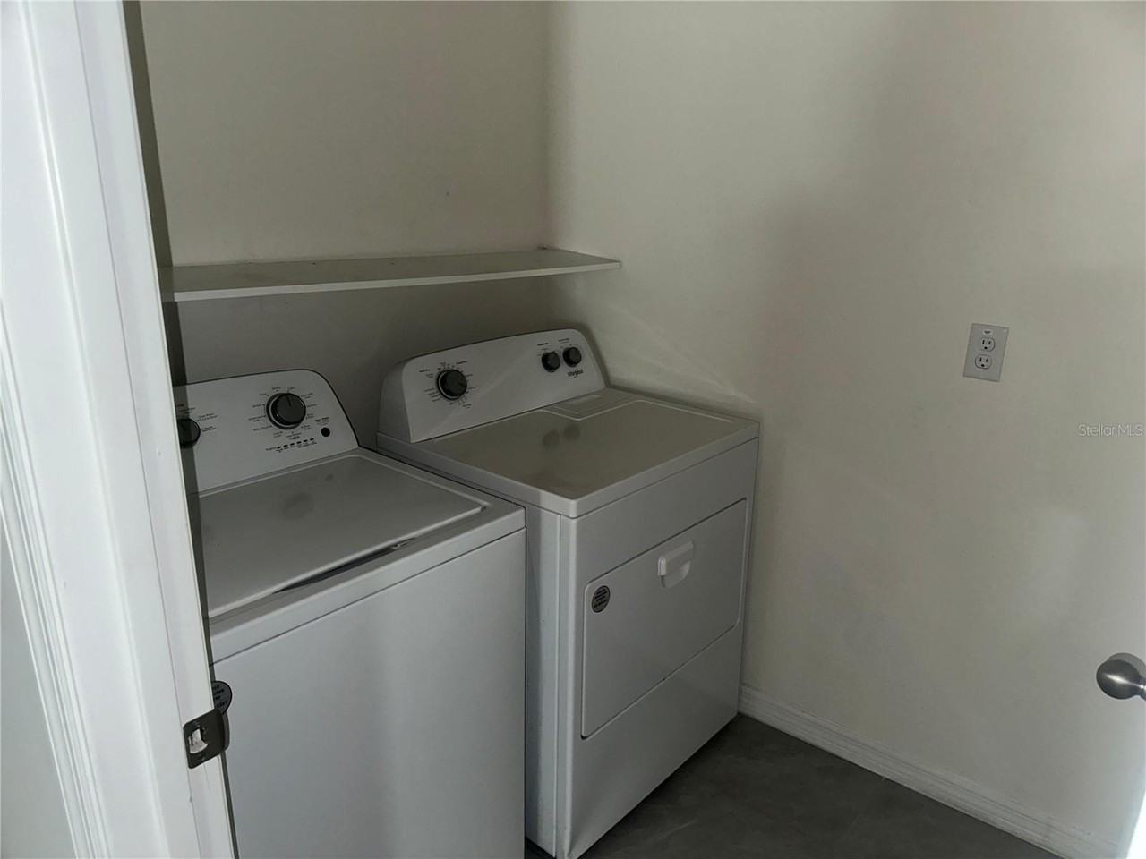 318 Montgomery Ct - Photo 5 of 9