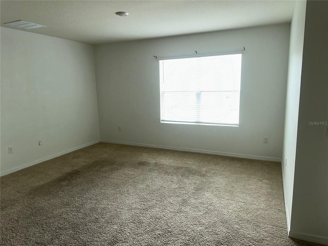 318 Montgomery Ct - Photo 7 of 9