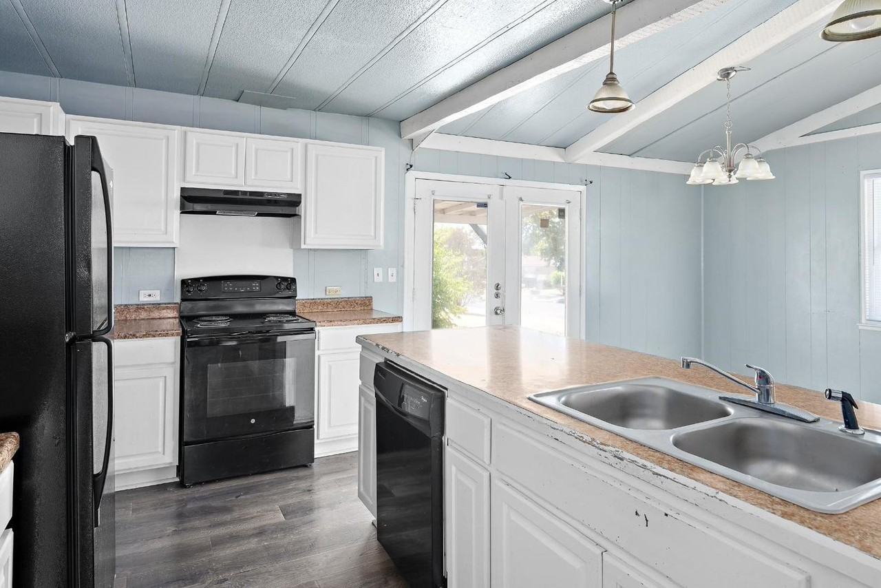 1505 Elyse Dr - Photo 6 of 11