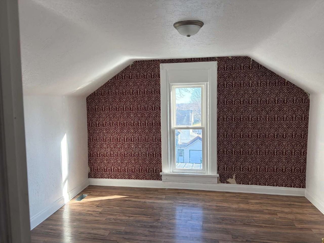 208 1/2 Forest St - Photo 3 of 11