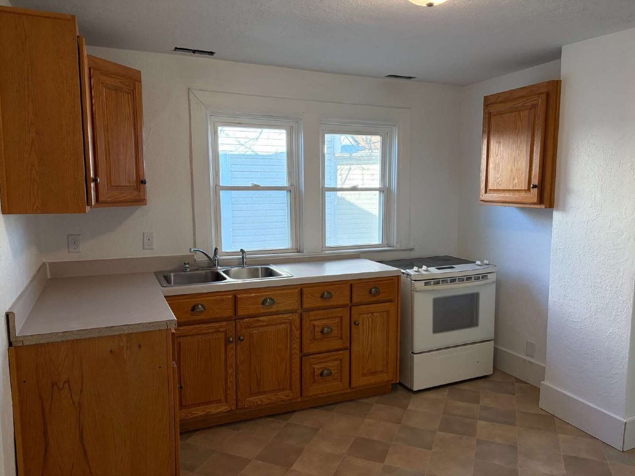 208 1/2 Forest St - Photo 5 of 11