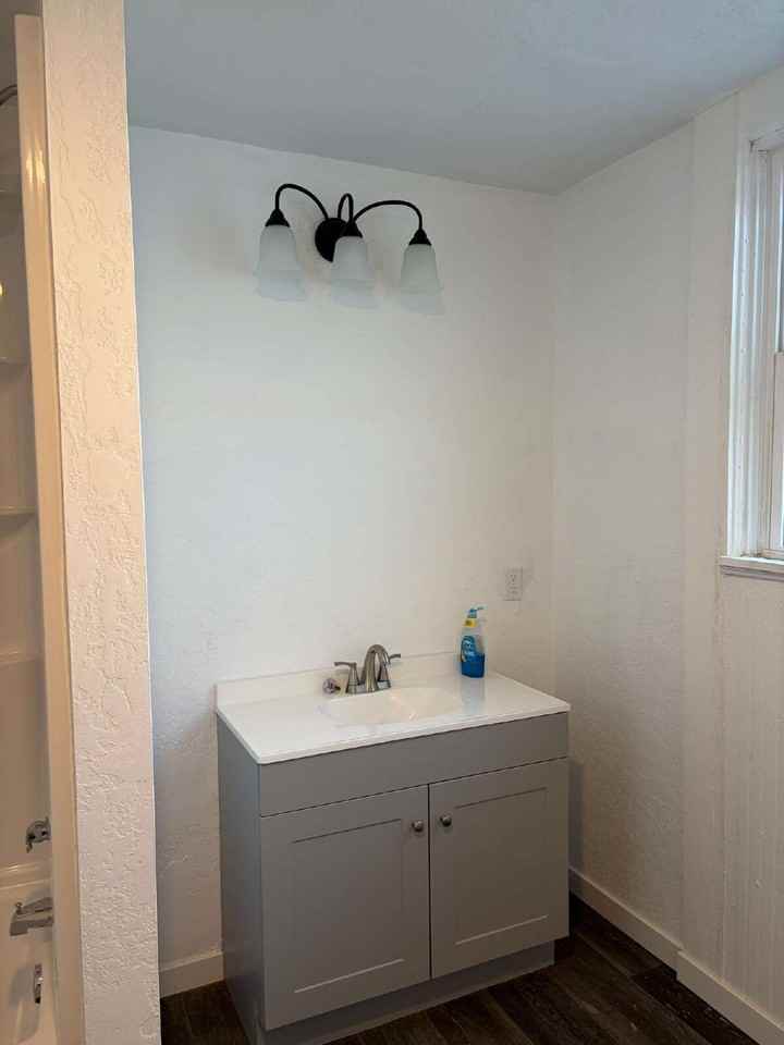 208 1/2 Forest St - Photo 6 of 11