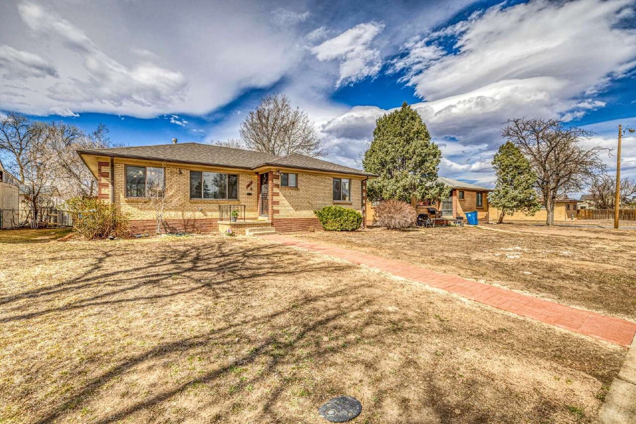 2391 Jamaica St - Photo 2 of 33