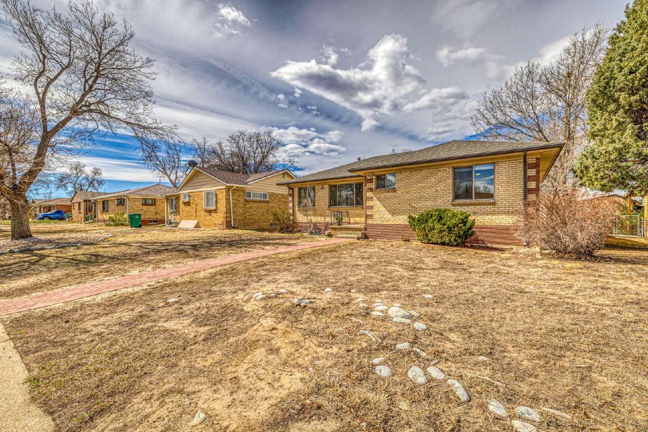 2391 Jamaica St - Photo 3 of 33