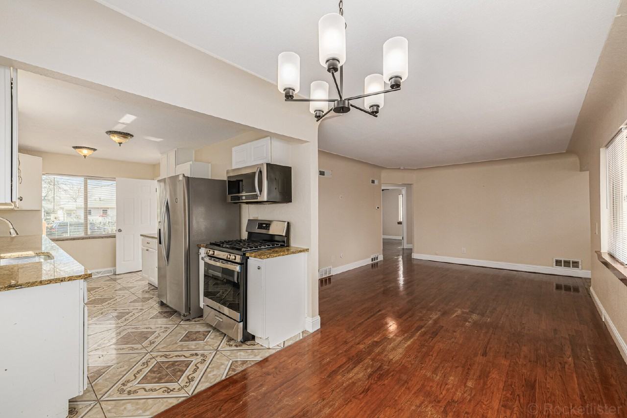 2391 Jamaica St - Photo 7 of 33