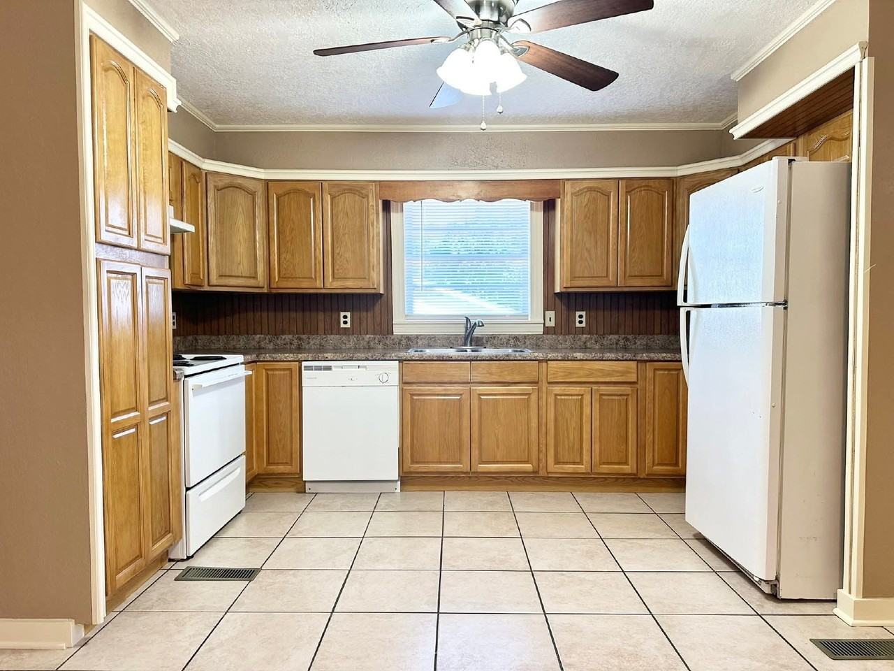 244 S Hollis Ave - Photo 4 of 15