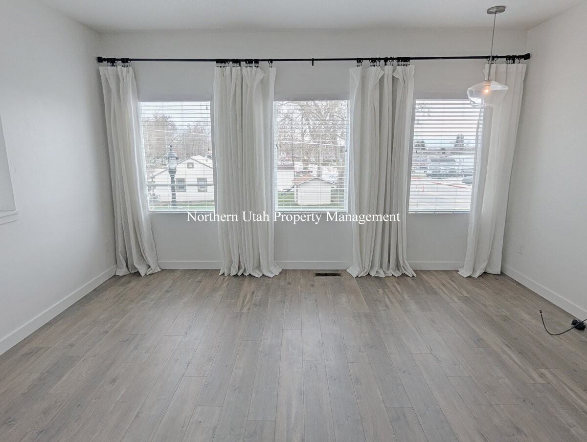 313 W 25 N - Photo 2 of 18