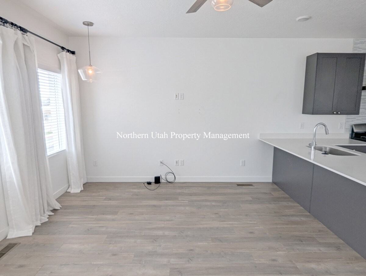 313 W 25 N - Photo 3 of 18