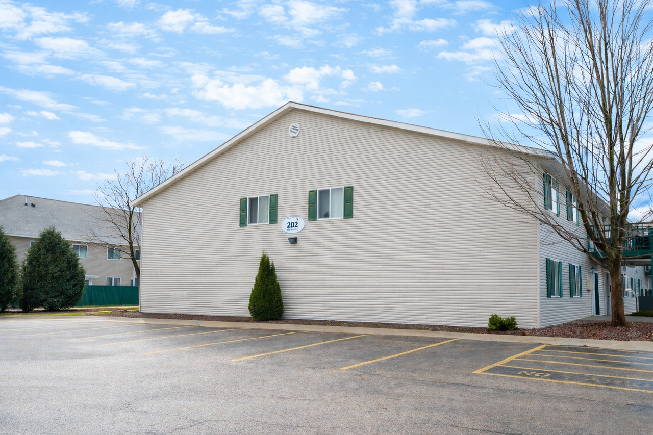 Murdock Apartments - Photo 2 of 26