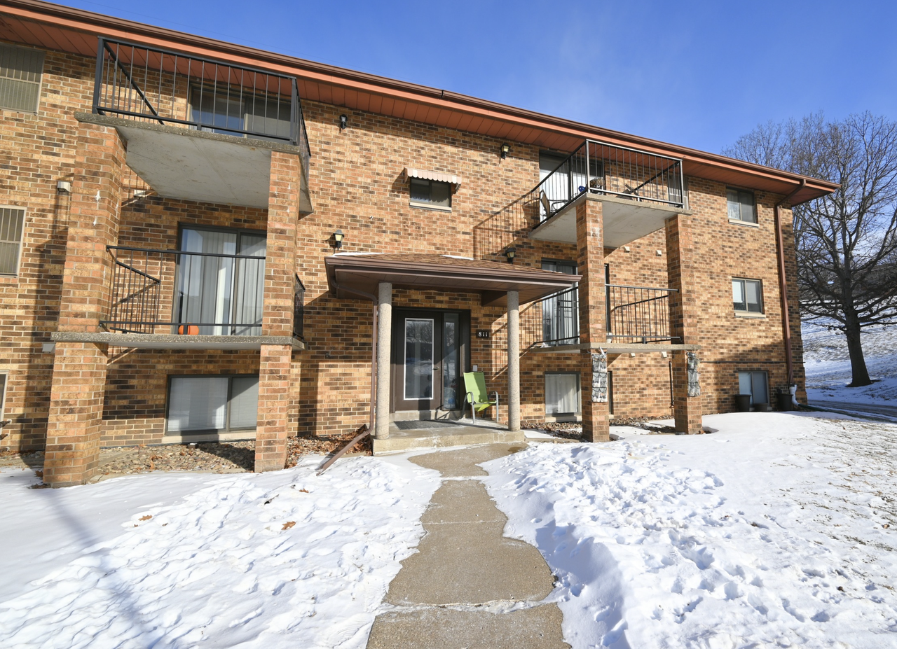 Hawkeye Apartments - Photo 2 of 7
