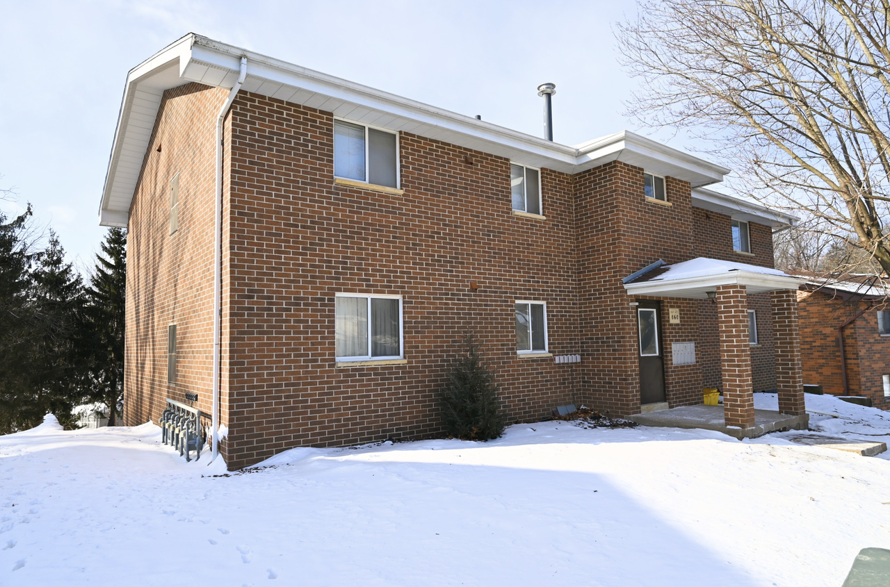 Hawkeye Apartments - Photo 4 of 7