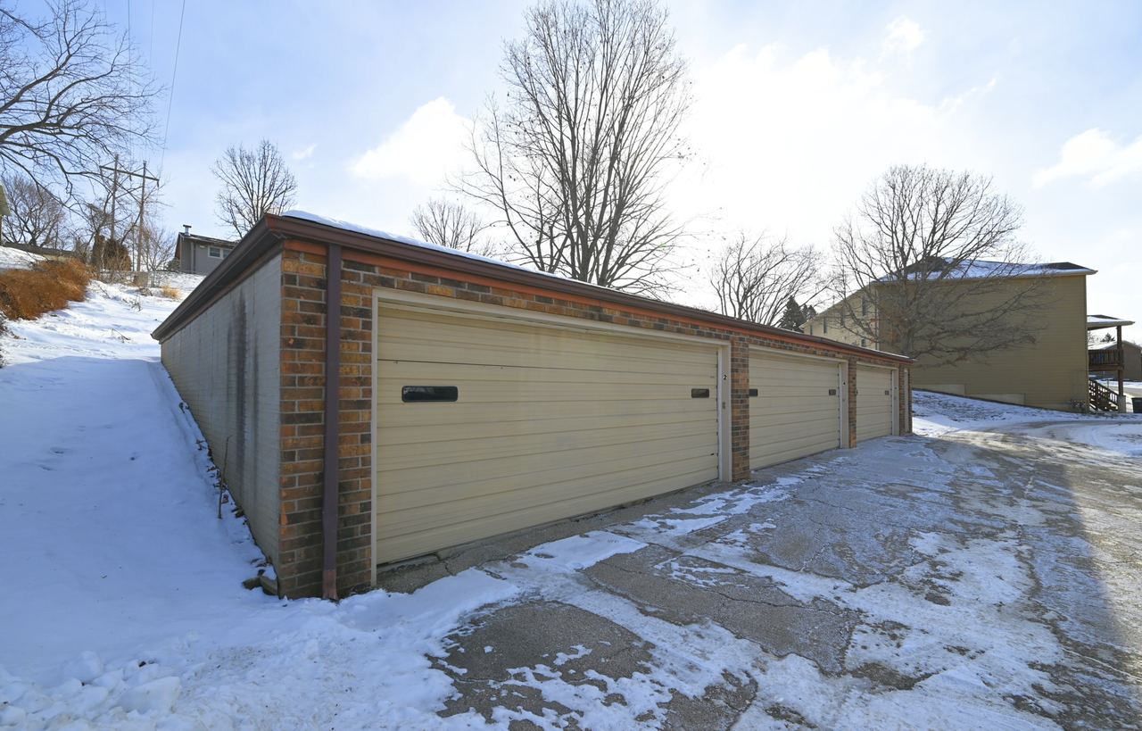 Hawkeye Apartments - Photo 6 of 7
