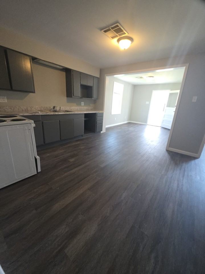 430 Westwood Dr - Photo 5 of 16