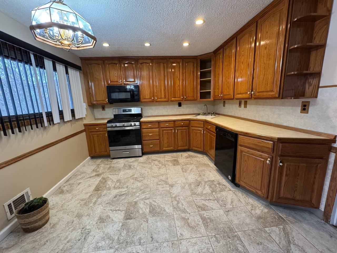 713 E Brookside Ln #713 - Photo 2 of 16