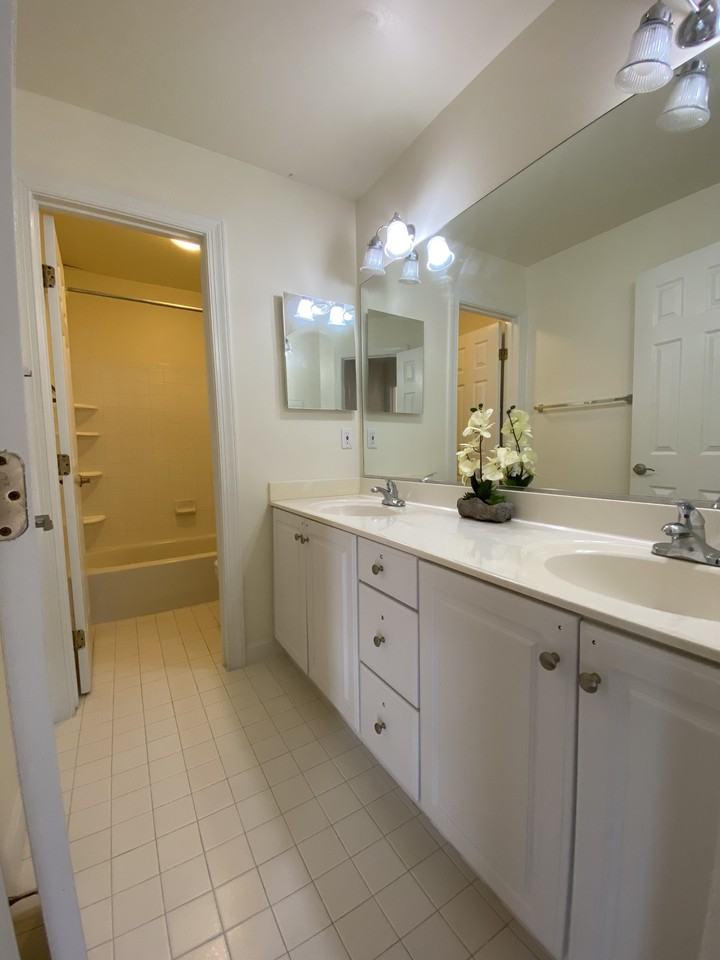 8520 Brenthill Ct - Photo 4 of 21