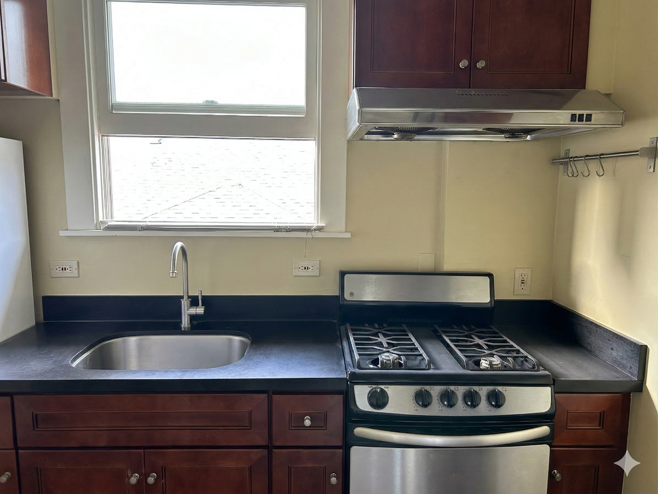 1546 Spruce St - Photo 3 of 7