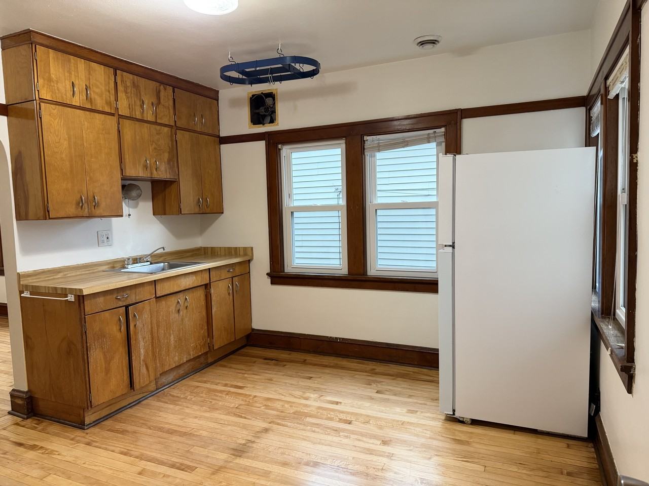 2475 N Dousman St #2475UPPER - Photo 7 of 19