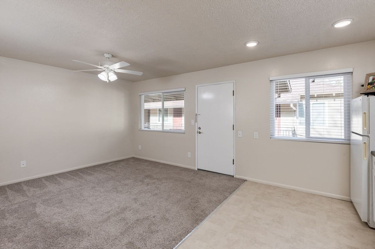 Walnut Tree Manor - Photo 4 of 50