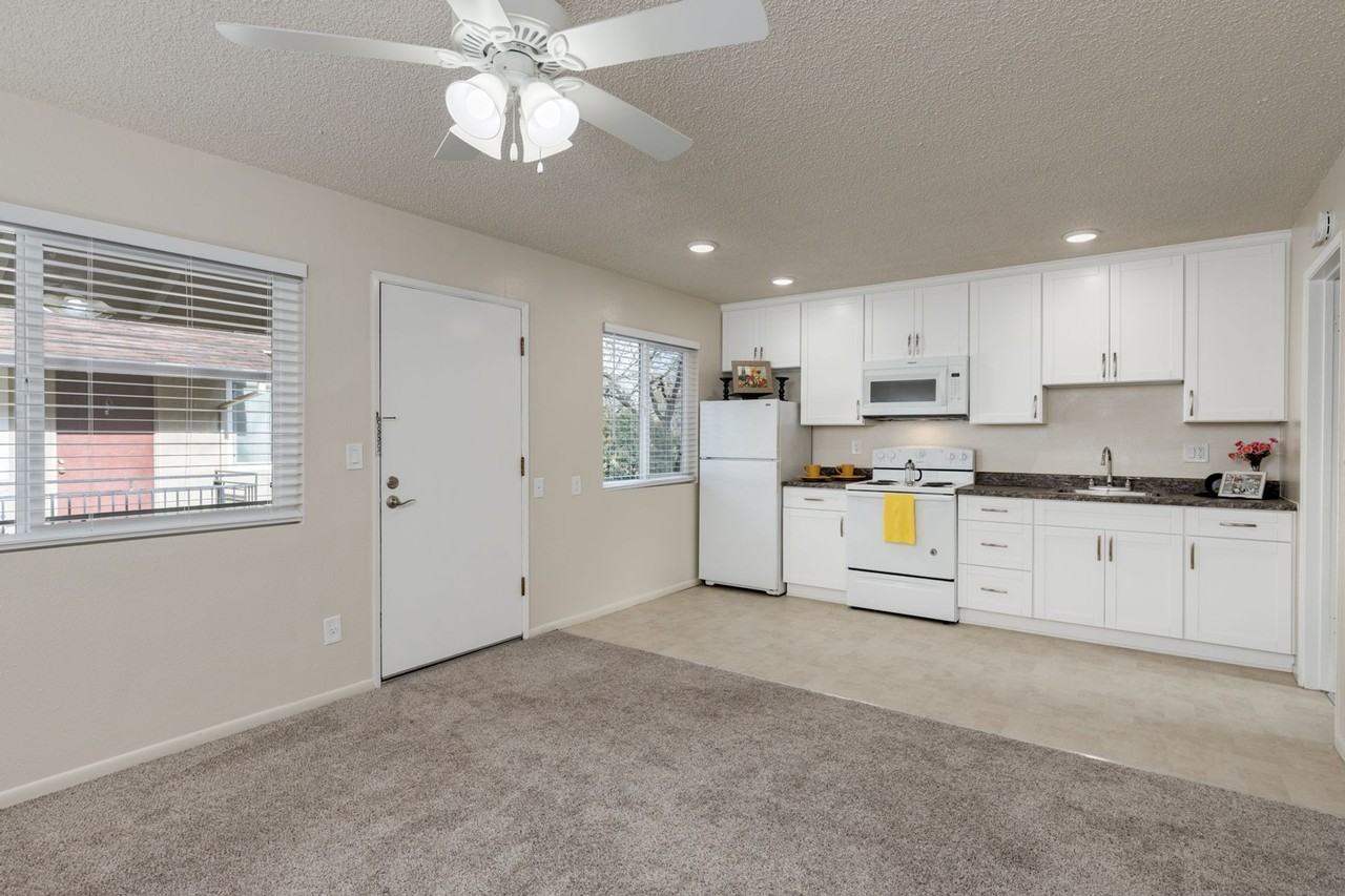 Walnut Tree Manor - Photo 5 of 50