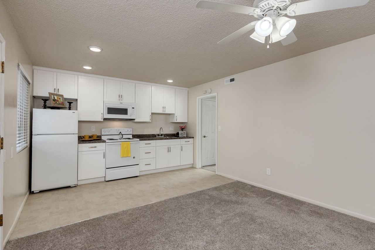 Walnut Tree Manor - Photo 6 of 50