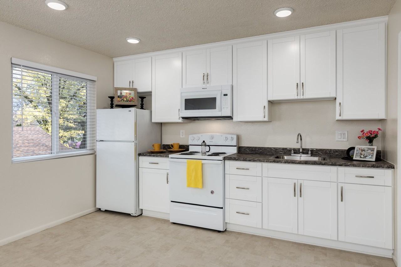 Walnut Tree Manor - Photo 7 of 50