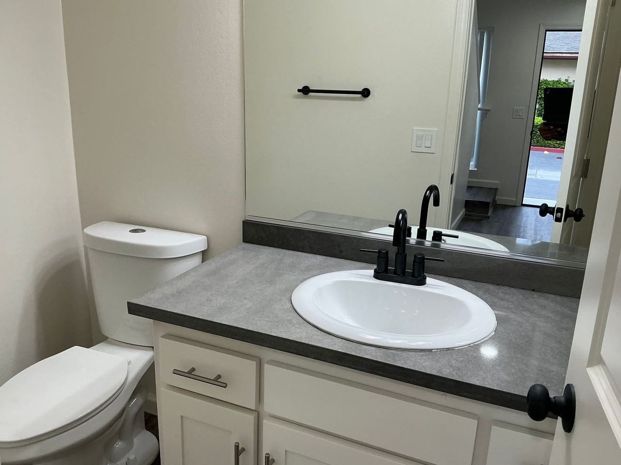 Country Squire Apartments - Photo 6 of 38