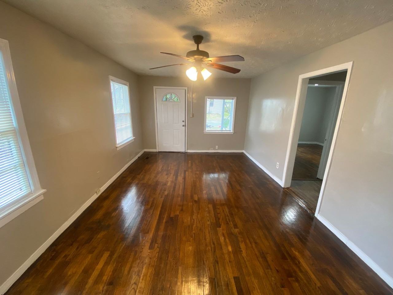 1117 33rd St - Photo 3 of 12