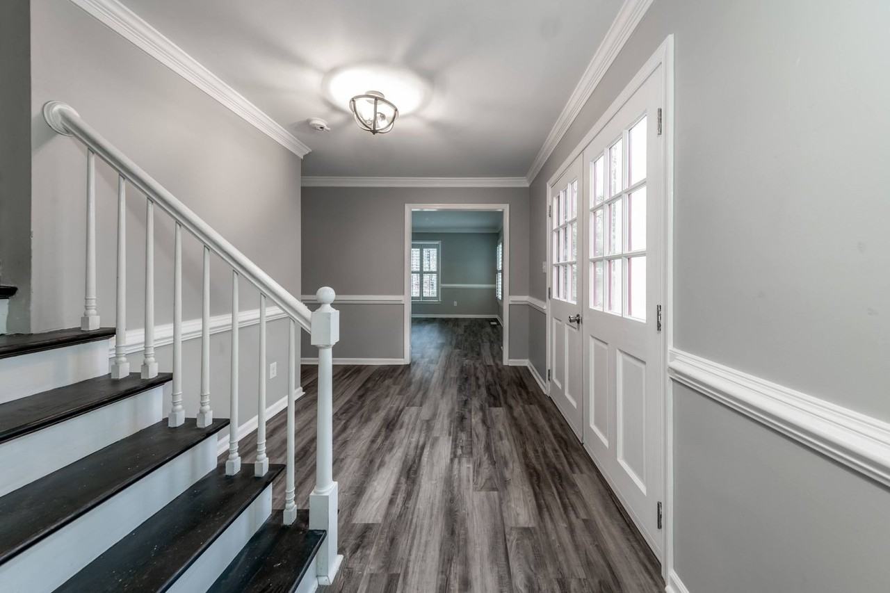 100 Greenwood Dr - Photo 2 of 16