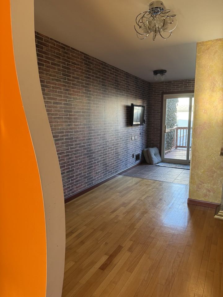 21 Pearsall St #1 - Photo 4 of 17