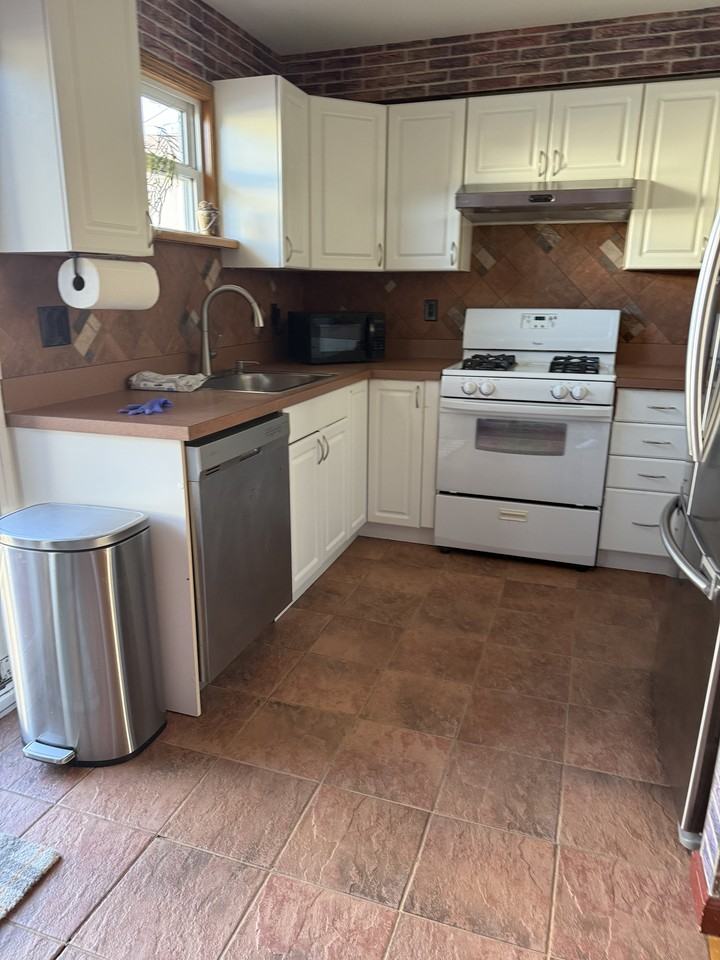 21 Pearsall St #1 - Photo 5 of 17