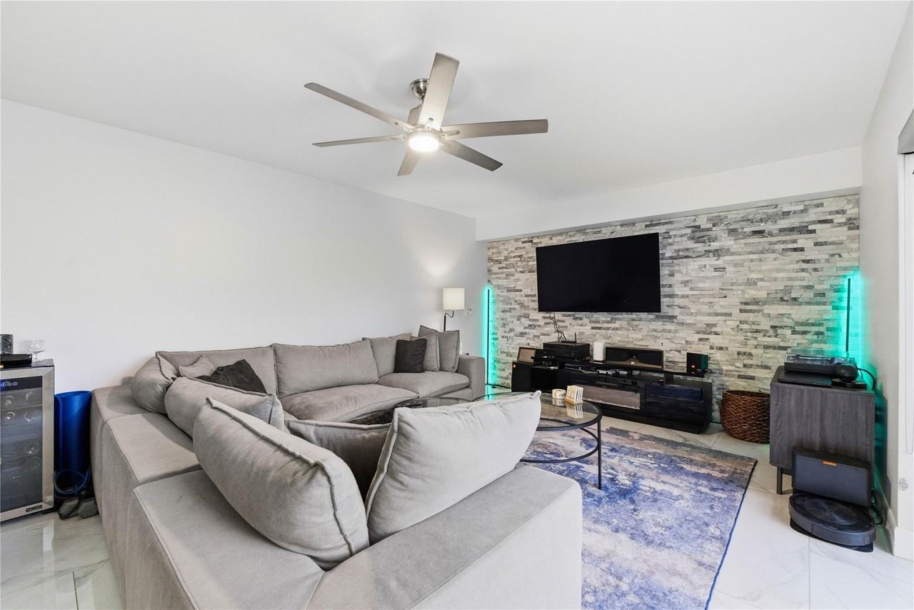 1017 10th Way - Photo 5 of 7