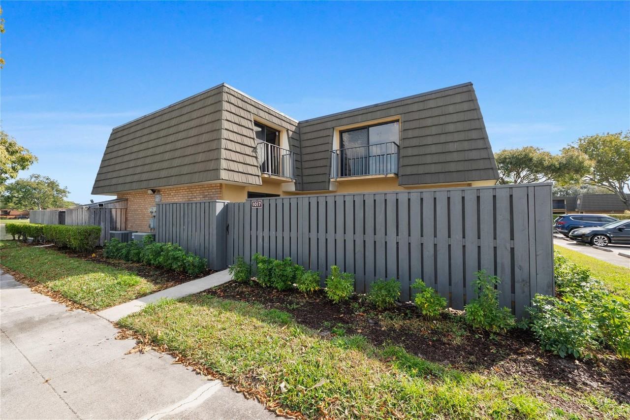 1017 10th Way - Photo 2 of 7