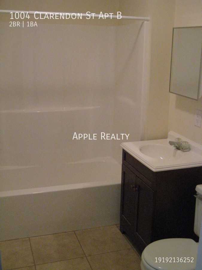 1004 Clarendon St Apt B #b - Photo 4 of 11