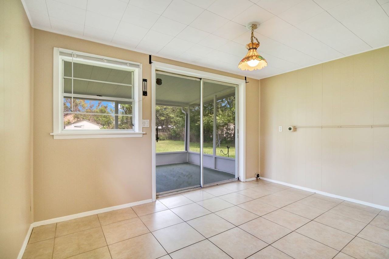 11515 Baltic St - Photo 7 of 8