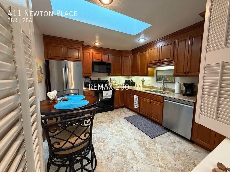 411 Newton Pl - Photo 3 of 17