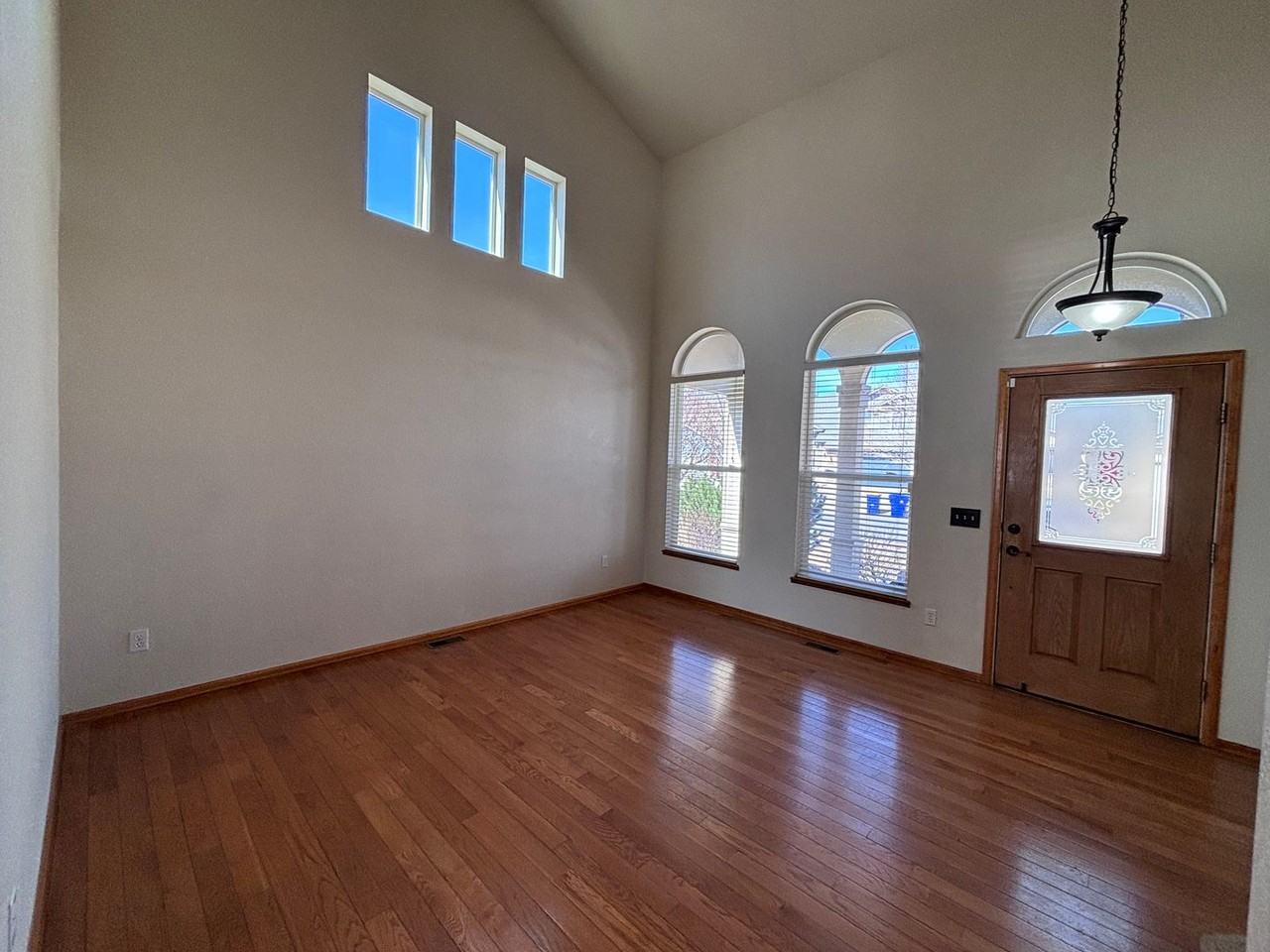 7019 Hillock Dr - Photo 2 of 28