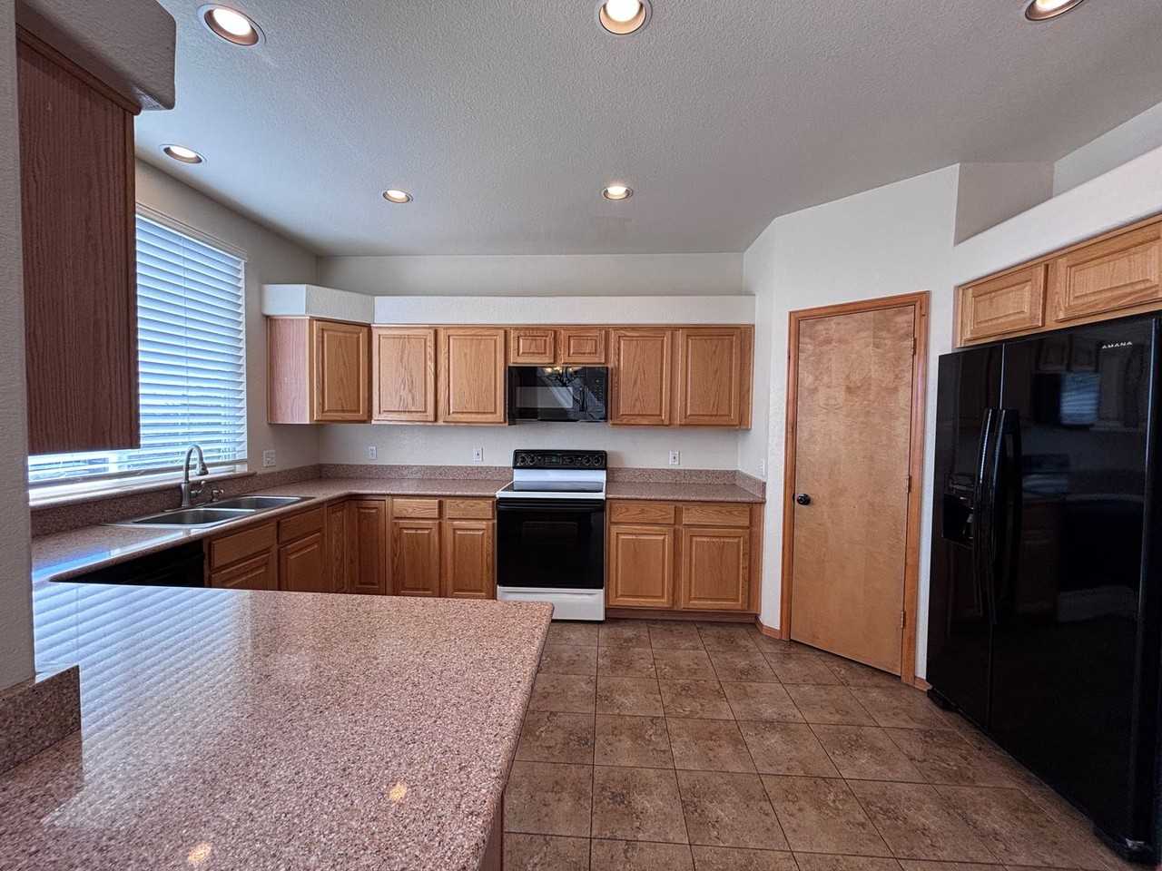 7019 Hillock Dr - Photo 4 of 28