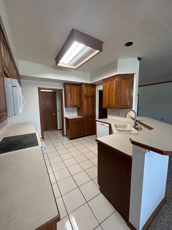 12033 Ashford Dr - Photo 5 of 42