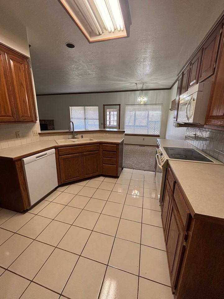 12033 Ashford Dr - Photo 7 of 42