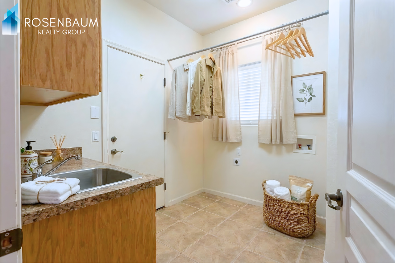 988 Louie St - Photo 6 of 14