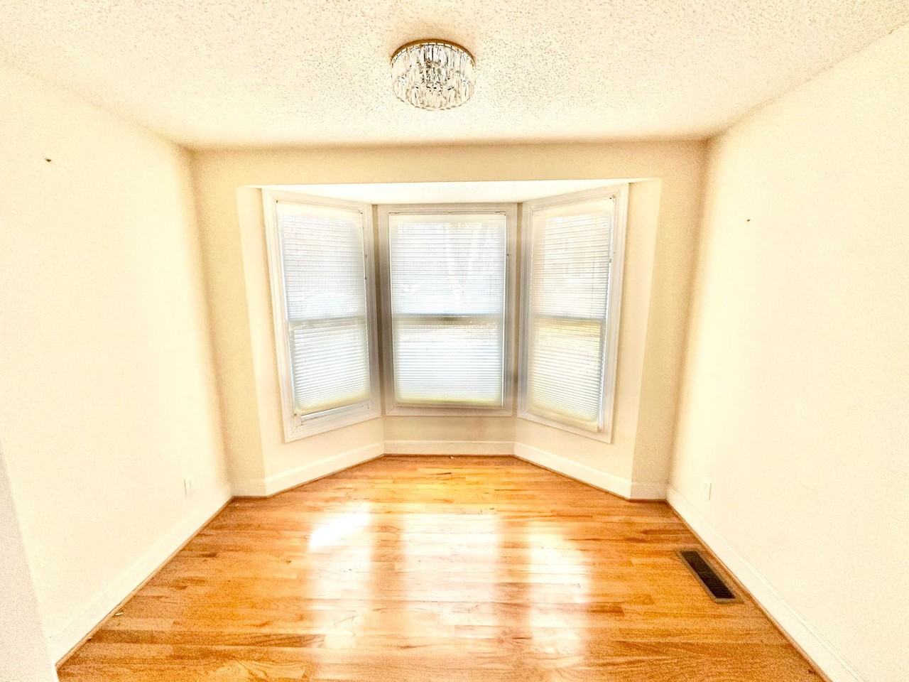 952 Hawthorne Lane Ext - Photo 4 of 17