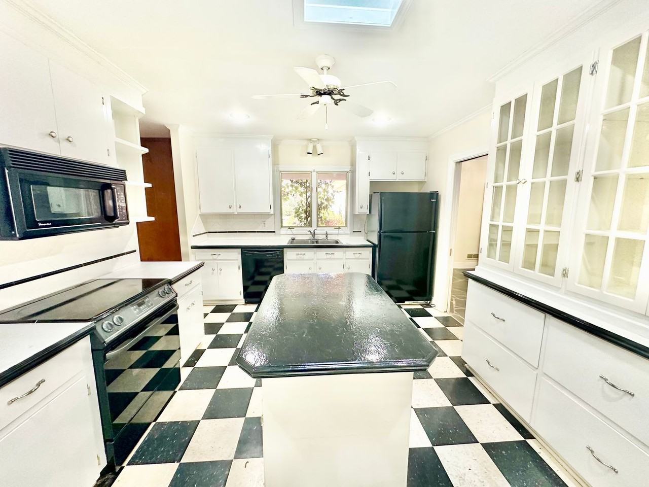 952 Hawthorne Lane Ext - Photo 7 of 17