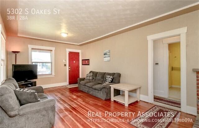 5302 S Oakes St - Photo 3 of 17