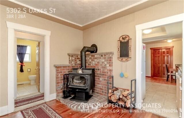 5302 S Oakes St - Photo 4 of 17